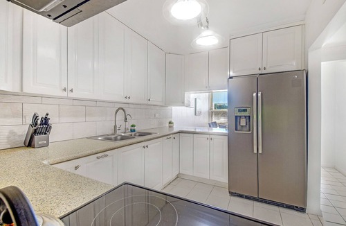 Paradise Island Apartment | Modern Oasis 5min->Atlantis, Restaurants & Beach