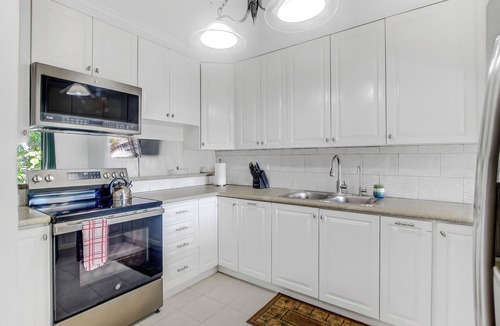 Paradise Island Apartment | Modern Oasis 5min->Atlantis, Restaurants & Beach