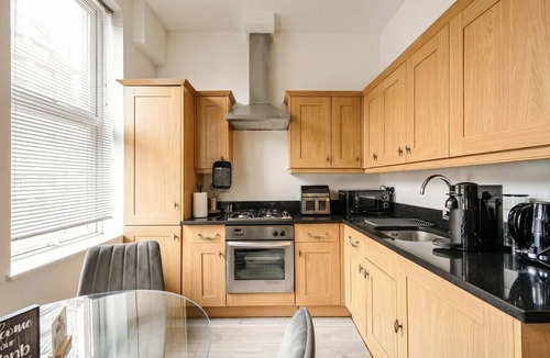 Frognal and Fitzjohns Apartment | Modern one-bedroom flat with fast Tube links and in-home laundry