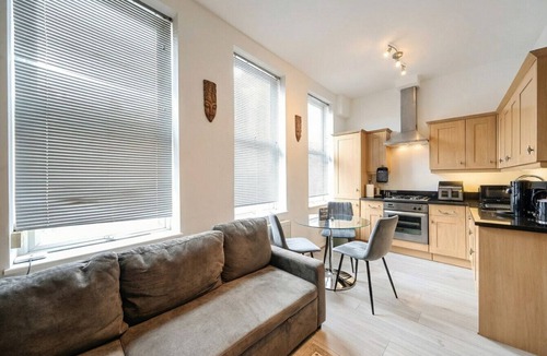 Frognal and Fitzjohns Apartment | Modern one-bedroom flat with fast Tube links and in-home laundry