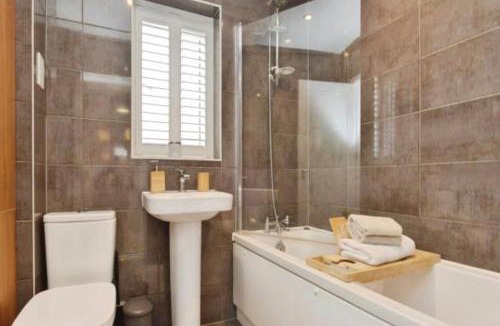 Wavendon House | Modern Private Room with Free Parking near MK Hospital and Stadium MK
