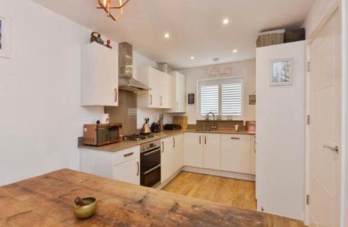 Wavendon House | Modern Private Room with Free Parking near MK Hospital and Stadium MK