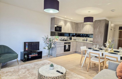 St. Johns Wood Apartment | Modern Regent's Park 3-Bed flat w/Private Balcony & Lift access near Marylebone