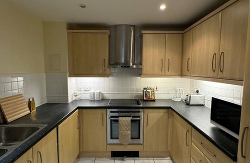 Canary Wharf Apartment | Modern Retreat in Canary Wharf : With Marina Views