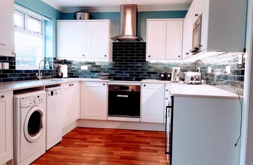Harlyn House | Modern seaside cottage, dog friendly, 200m from beach at Harlyn Bay. nr Padstow