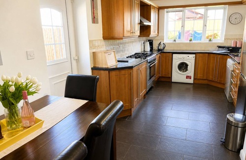 Tunstall House | Modern, Spacious 6BR Gated Home - Sleeps 9 - Private Drive