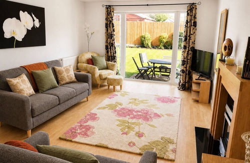 Tunstall House | Modern, Spacious 6BR Gated Home - Sleeps 9 - Private Drive