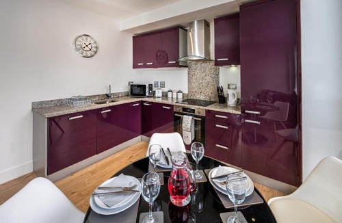 Reading Apartment | Modern & spacious 2-bed flat with secure parking