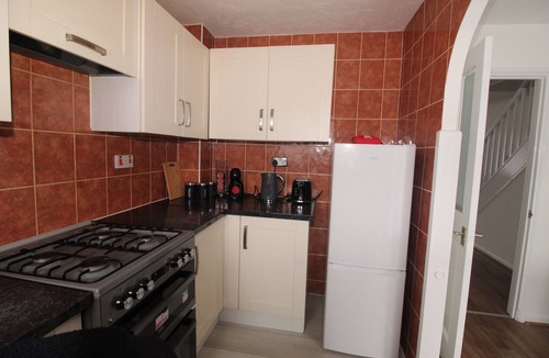 North End House | Modern | Spacious 3BR House | Sleeps 10 | Parking | Garden | Near London Links