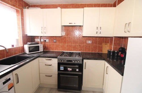 North End House | Modern | Spacious 3BR House | Sleeps 10 | Parking | Garden | Near London Links