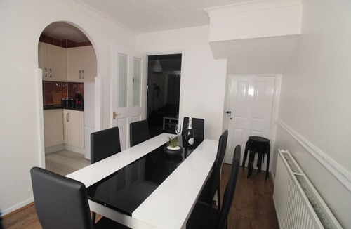 North End House | Modern | Spacious 3BR House | Sleeps 10 | Parking | Garden | Near London Links