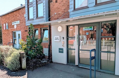 Aylesbury Apartment | Modern Spacious Flat | Near Aylesbury Station -Brand new