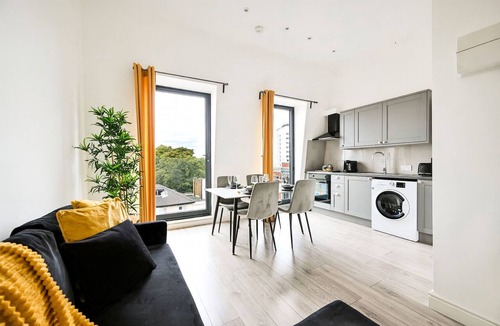 Ealing Apartment | Modern Spacious Flat w/Balcony | Ealing Broadway, 15min Central