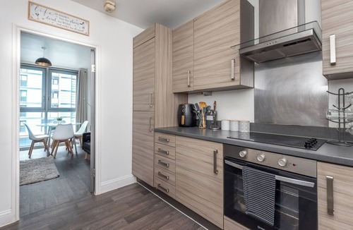 Stratford and New Town Apartment | Modern Stratford Flat Close to London Stadium - Paid parking avaliable