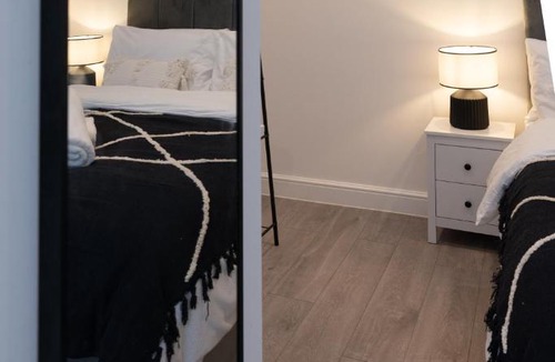 North Finchley Apartment | Modern, Stylish, cosy, Finchley London 3 Bed 2 bath Apartment with Free Parking