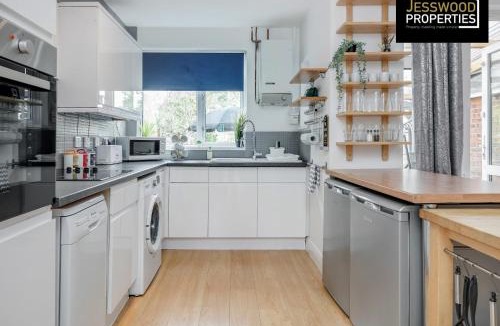Luton House | Modern Three Bedroom Contractor House With Free Parking Near M1 Luton Airport By Jesswood Properties Short Lets