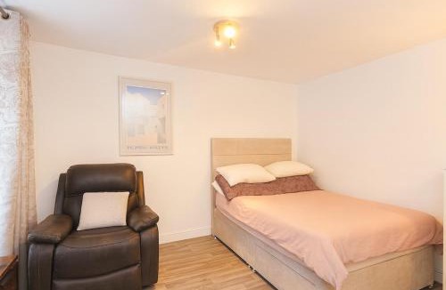 Pocklington Apartment | Modern Tiny Home - Ideal for Work Stays & Parking