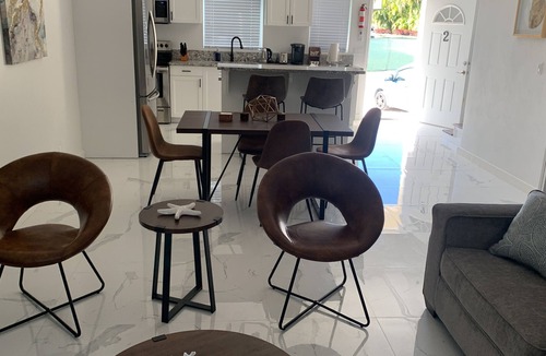 Nassau House | Modern Townhouse Near Beach and Grocery Store