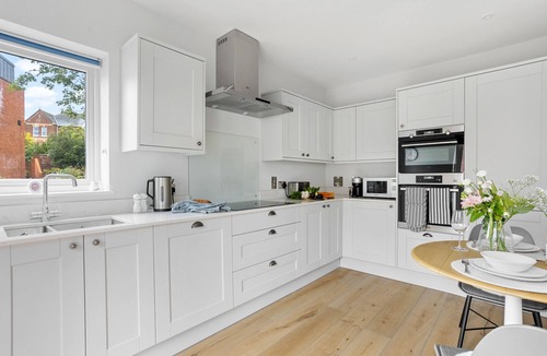 Exeter House | Morford House – Stylish City Retreat with Terrace & Parking, Exeter