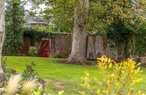 Exeter House | Morford House – Stylish City Retreat with Terrace & Parking, Exeter
