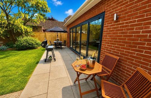 Mudeford House | Mudeford Coastal Retreat - Parking - Walk to Beach - Pet Friendly - Sleeps 6