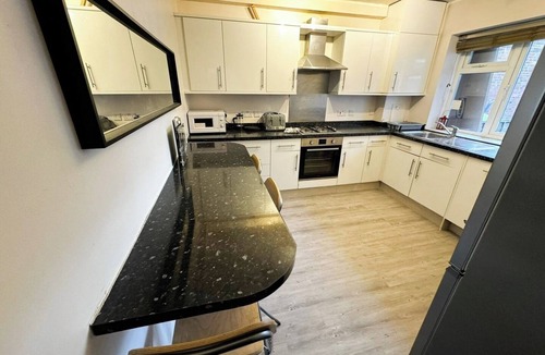 Fortune Green Apartment | Multiple beds in central London