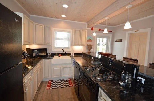 Hope Town House | Nana's Cottage:A charmingly peaceful cottage right in the heart of Hope Town!