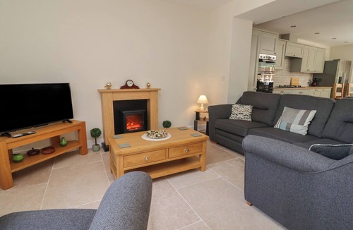 Alfreton Cottage | NASEBY HOUSE, pet friendly, with a garden in Alfreton