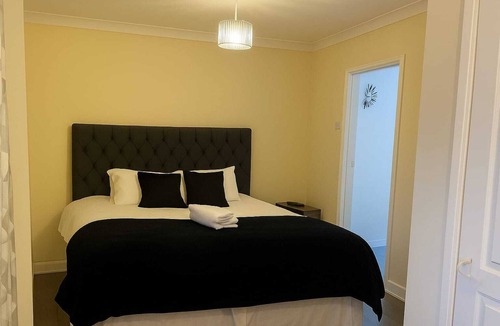 Maidenhead House | Nayla House – Cozy 4BR with Garden & Parking