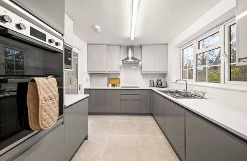 Bray on Thames House | Near Town Centre, Big Patio, Free Parking Sleeps 8