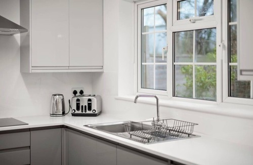 Bray on Thames House | Near Town Centre, Big Patio, Free Parking Sleeps 8