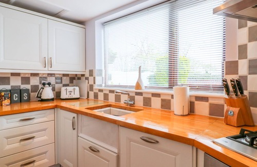 Pilsley Cottage | NETHERFIELD COTTAGE, family friendly, with hot tub in Pilsley