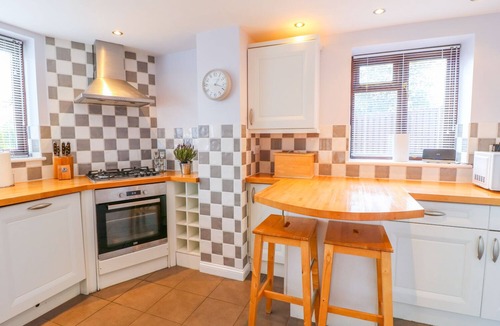 Pilsley Cottage | NETHERFIELD COTTAGE, family friendly, with hot tub in Pilsley