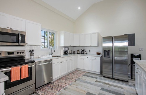 North Palmetto Point House | New Banks Road Estate w/Htd Pool, Pink Sand Beach, Walk to Restaurant/Bar