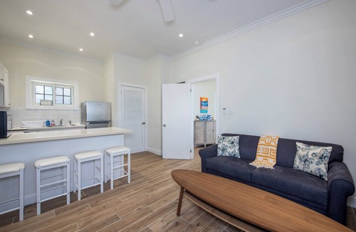 North Palmetto Point House | New Banks Road Estate w/Htd Pool, Pink Sand Beach, Walk to Restaurant/Bar