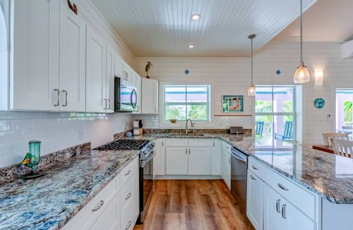 Hope Town House | New Beachfront 4BR 3BA Luxury Home/Walk to Town & Private Dock
