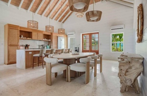 Great Exuma Villa | NEW BluWakes 10BR Beachfront, Pool, Luxury