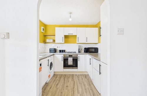 Bishop's Cleeve House | NEW | Cornfields Place | Racecourse | Free Parking