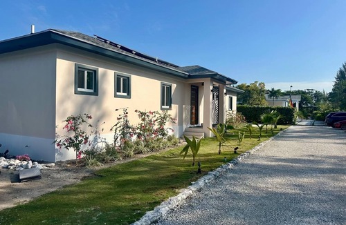 Nassau House | New cozy 2-bedroom house with Pool. Introductory Price.