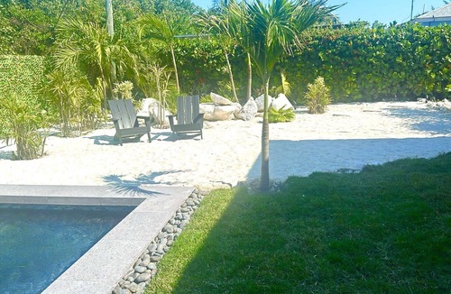 Nassau House | New cozy 2-bedroom house with Pool. Introductory Price.