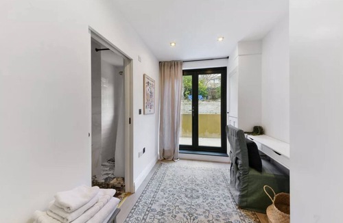 Angel House | NEW! Elegant, Peaceful, Islington Home - Perfect Location close to everything!