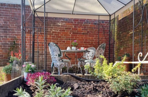 Sopley House | New Forest Guest Suite, Dog Friendly and with Private Garden