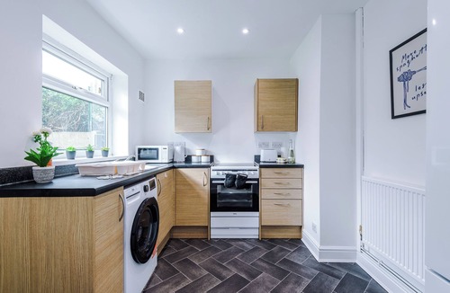 Lowton House | NEW Homely 3 BR House | Pool Table | Free Parking