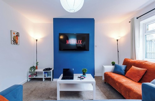 Lowton House | NEW Homely 3 BR House | Pool Table | Free Parking