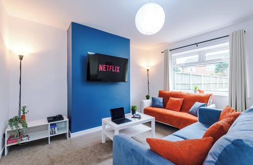 Lowton House | NEW Homely 3 BR House | Pool Table | Free Parking