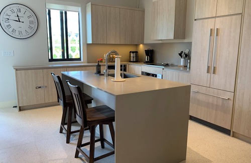 Westwind Condo | New Luxe Condo | Gated | 5 min walk to Love Beach | Pool & Gym | Pet-friendly