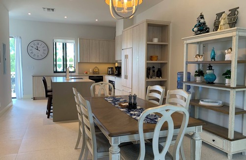 Westwind Condo | New Luxe Condo | Gated | 5 min walk to Love Beach | Pool & Gym | Pet-friendly