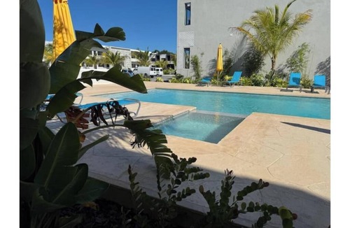 Westwind Condo | New Luxury 1bd - Gated - Pool Beach and Gym access - Quiet and Family Friendly