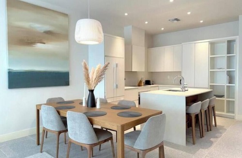 Westwind Apartment | New luxury 3bd - Gated - Pool Beach and Gym access - Quiet area - Up to 6 people