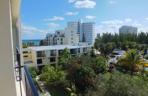 Williams Town Apartment | New Modern, renovated Beachfront/Oceanview Studio-Coral Beach, Near Port Lucaya